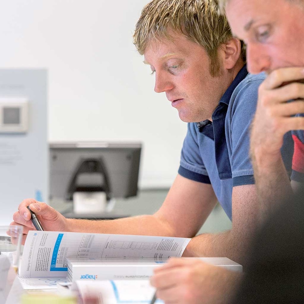 étude, besoin d'aide, chiffrer un projet, Hager