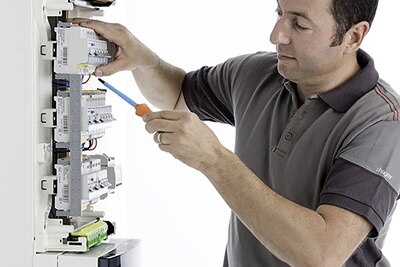Installation d'un disjoncteur modulaire dans tableau électrique Hager