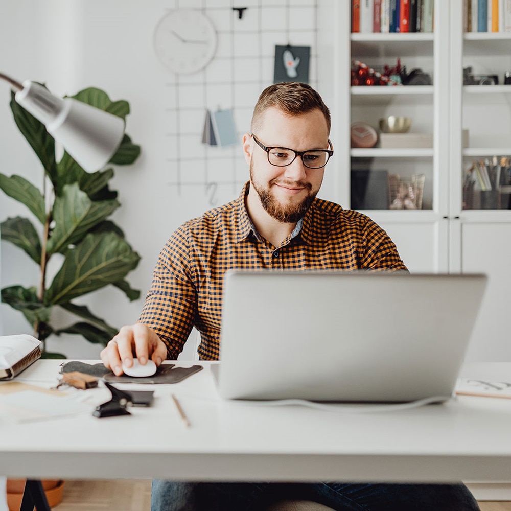 installateur, travail plaisant sur ordinateur