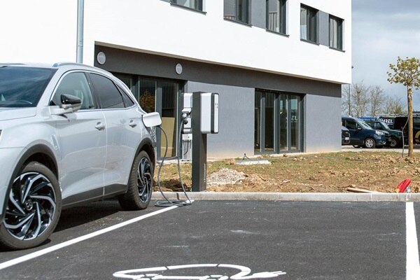  bâtiment petit tertiaire avec détecteurs de présence et bornes de recharge witty de Hager