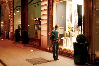 Vitrines dans une rue de nuit, petit tertiaire, gestion de l'énergie Hager