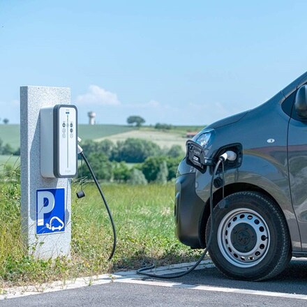 Chantier exploitation agricole, petit tertiaire Hager, borne de recharge witty share