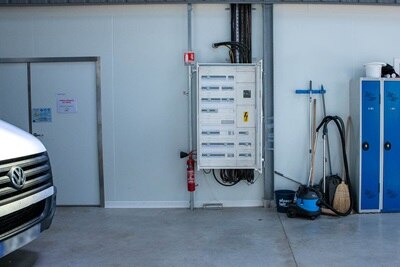 Armoire électrique dans un garage, petit tertiaire, protections et armoires Hager
