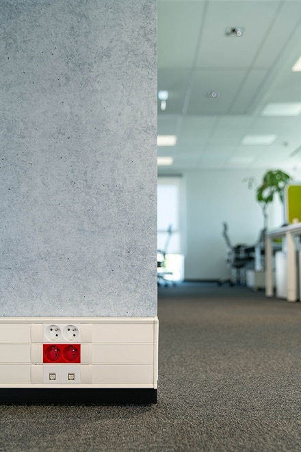 Cheminement de câbles, goulottes, bureaux, tertiaire, Hager