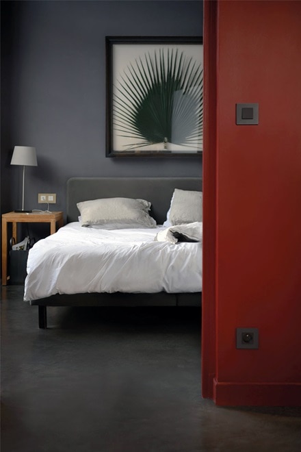 appareillage mural gallery de Hager, finition anthracite, fonction va-et-vient équipé de la bande lumineuse, à l’entrée d’une chambre.