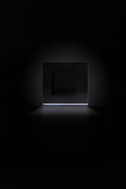 appareillage mural gallery de Hager, finition satinée noir, fonction va-et-vient équipé de la bande lumineuse