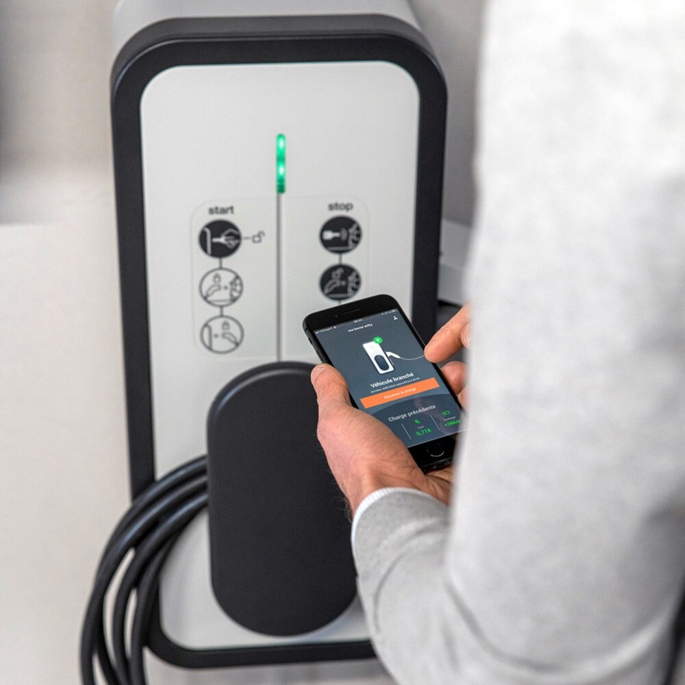 Borne de recharge witty de Hager, utilisatrice chargeant son véhicule