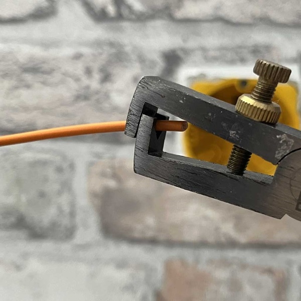 Dénudez les fils à l'aide d'une pince à dénuder