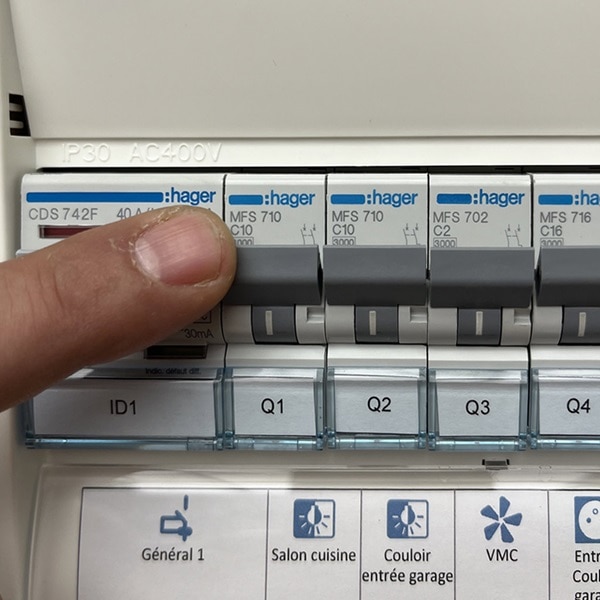 Coupez le courant depuis le disjoncteur dans le tableau électrique
