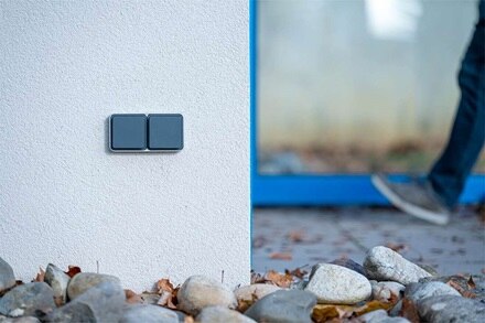 appareillage mural cubyko de Hager, boîte double horizontale grise prises 2P+T associables Gris IP55 sur façade extérieure texturée