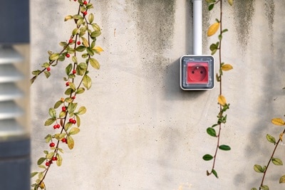 appareillage mural cubyko de Hager, boîte simple grise prise 2P+T à détrompage associable Gris IP55 sur façade extérieure béton