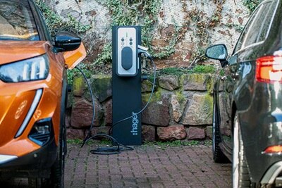 Borne de charge witty de Hager, installation de borne de recharge de voiture électrique dans un parking de copropriété