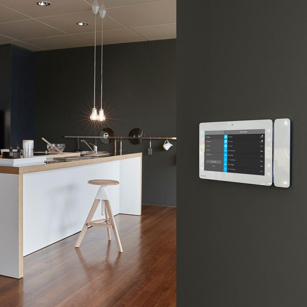 Moniteur Maxi de Comelit avec l'application coviva de Hager dans une cuisine