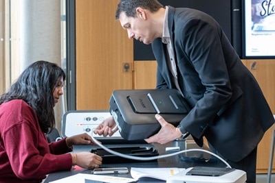 Installatrice électricienne en formation avec un formateur Hager explore pour apprendre à installer des bornes recharge witty