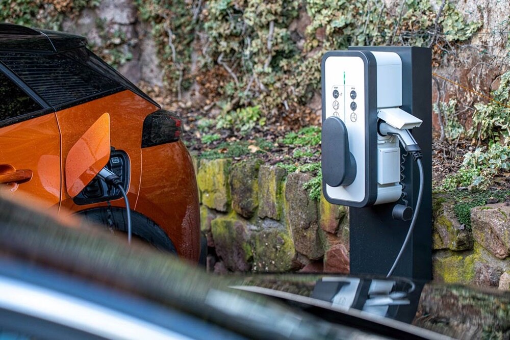 Illustration de la formation EMO040 de Hager explore, Paramétrez et mettez en service* une borne de recharge en local d'habitation et petit local professionnel