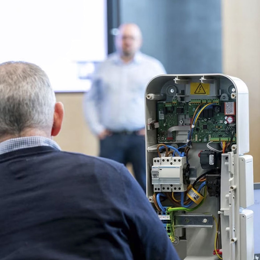 Hager explore, les formations professionnelles e-mobilité