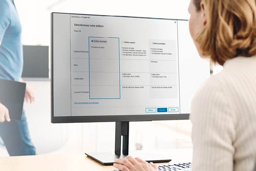 Femme utilisant Hagercad et choisissant entre les 3 versions Basic, Expert et Premium