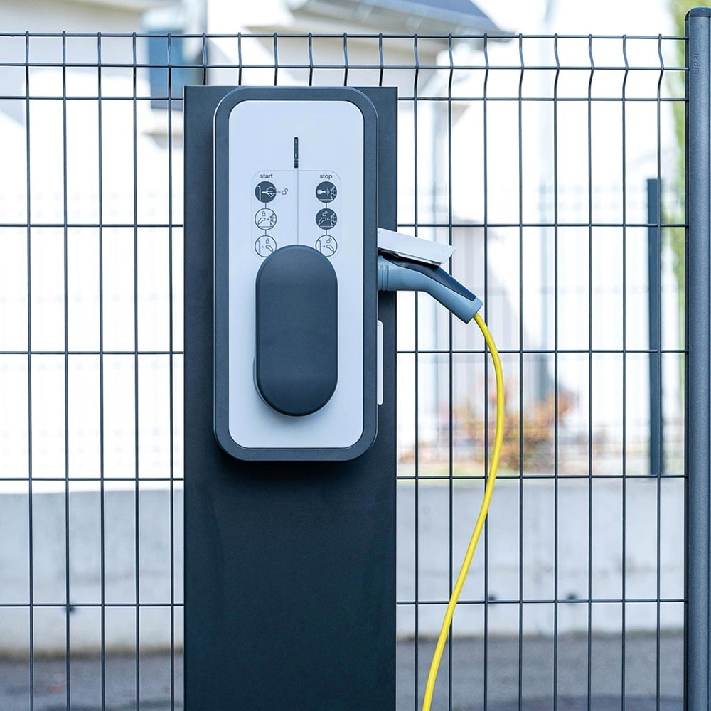 Borne de charge witty Hager installée en extérieur