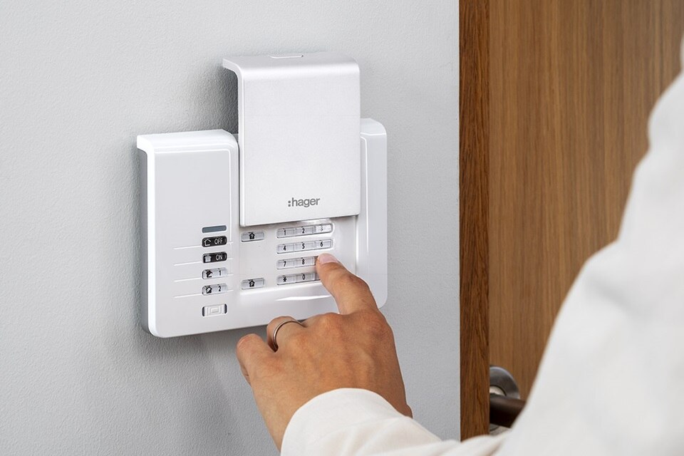 Alarme connectée logisty alma de Hager installée sur le mur d'une entrée