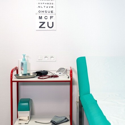 appareillage mural antibactérien gallery de Hager installé dans une infirmerie d'entreprise