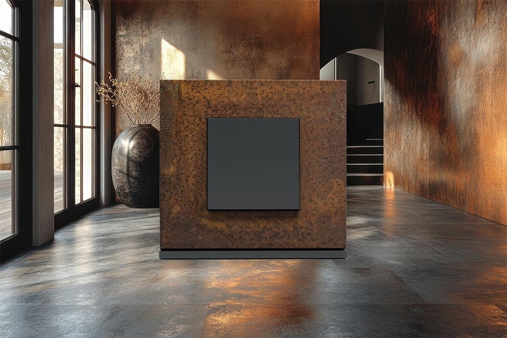 Interrupteur gallery personnalisé par Manufaktur by Hager Exclusive, plaque imitation rouille arrière-plan pièce contemporaine épurée aux murs tapissés apparence matière métal rouillé