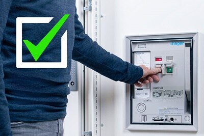 Electricien qui met en service un ensemble quadro evo Hager, conforme à la Norme IEC IEC 61439-1 et -2