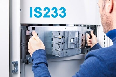 électricien qui clipse un Kit quadro evo Hager SX, pour répondre aux exigences de l'IS233