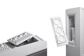 détail sur ouverture de passage de câbles  d'une armoire univers - Hager