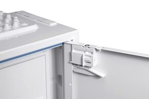 détail sur le système de fixation de la porte  d'une armoire univers - Hager