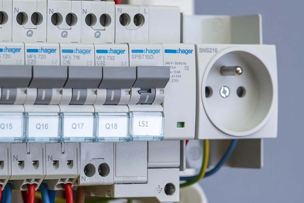 parafoudres obligatoires normes NF C 15-100, guide UTE C 15-443 guide technique hager, SPB715D dans tableau gamma Hager