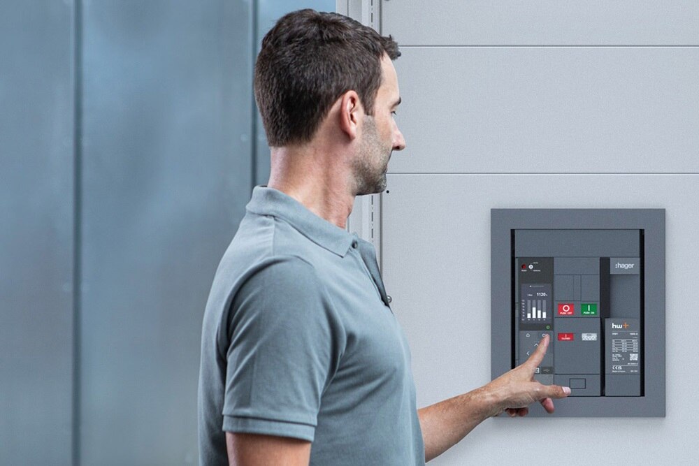 homme appuyant sur un bouton de l’ACB hw+ de Hager