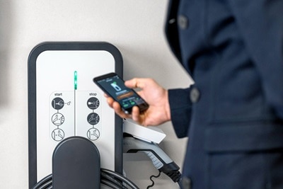 Borne witty de Hager connectée grâce aux cartes de communication Wi-Fi ou ethernet. Connectez vos clients à leur borne grâce à l'application Hager witty.