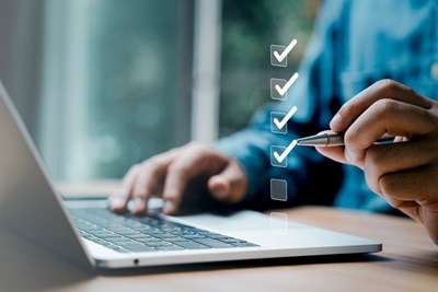 Homme du CET de Hager devant un ordinateur effectuant une checklist afin d'aider les électriciens par téléphone