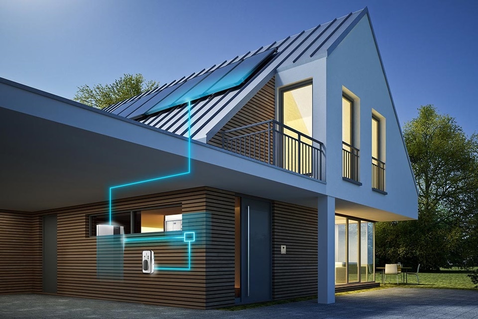 Maison autonome qui alimente une borne de recharge witty solar de Hager grâce au gestionnaire flow et des panneaux photovoltaïques sur le toit