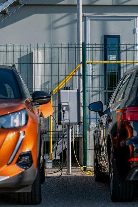 Double borne de recharge witty share de Hager, borne de recharge de voiture électrique dans un parking d'entreprise