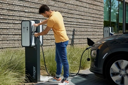 Double borne de recharge witty share de Hager, borne de recharge de voiture électrique dans un parking d'entreprise