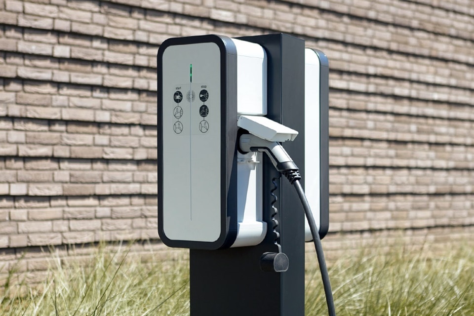 Double borne de recharge witty share de Hager, borne de recharge de voiture électrique dans un parking d'entreprise