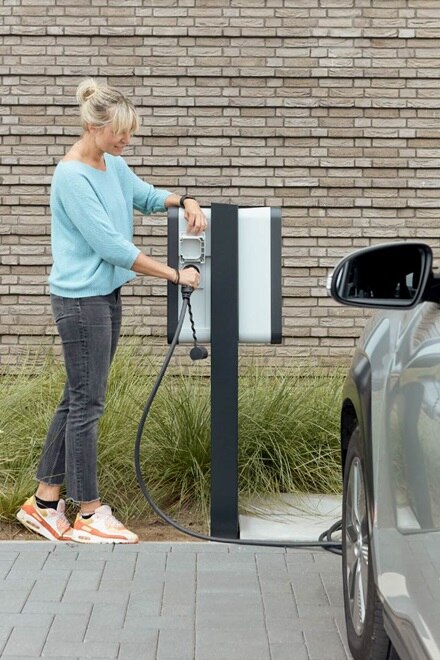 Double borne de recharge witty share de Hager, borne de recharge de voiture électrique dans un parking de petite entreprise