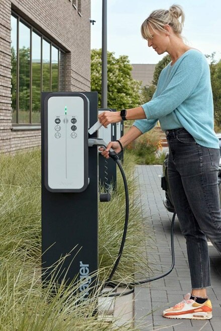 Borne de recharge witty share de Hager, borne de recharge de voiture électrique dans un parking de petite entreprise