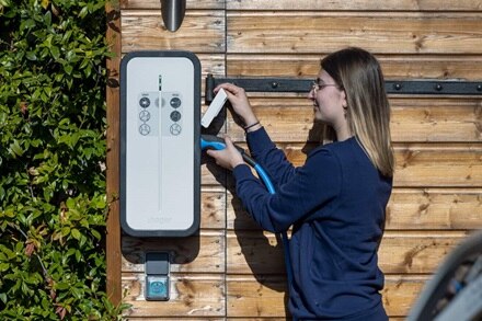  borne de recharge witty solar murale pour la recharge des véhicules électriques en énergie solaire