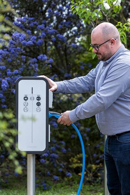  borne de recharge witty solar sur pied pour la recharge des véhicules électriques en énergie solaire
