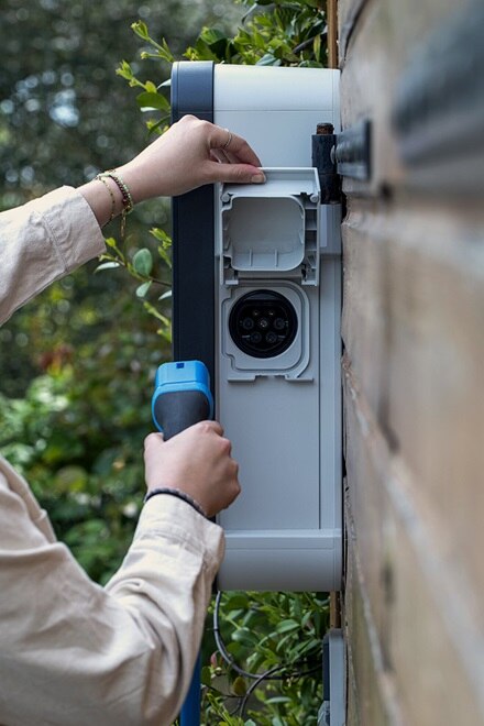  borne de recharge witty solar murale pour la recharge des véhicules électriques en énergie solaire