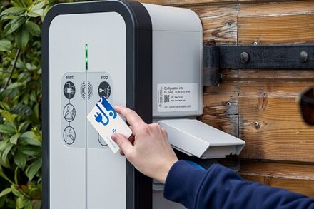  borne de recharge witty solar murale pour la recharge des véhicules électriques en énergie solaire