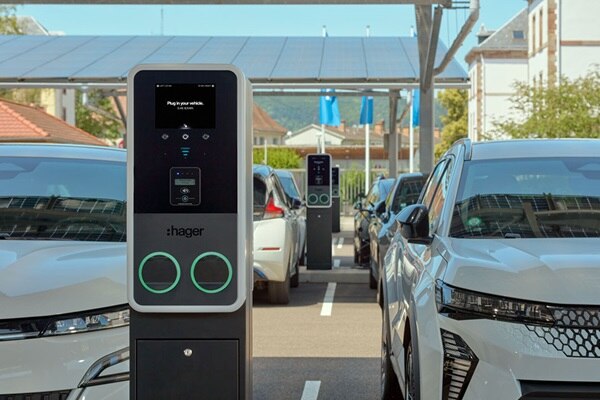 Des voitures sur un parking doté de bornes de recharge witty park 2 de Hager.