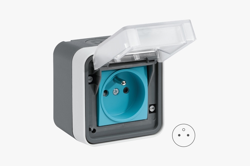 Prise de recharge renforcée witty XEV080 et XEV081 pour véhicule électrique de la gamme étanche cubyko de Hager