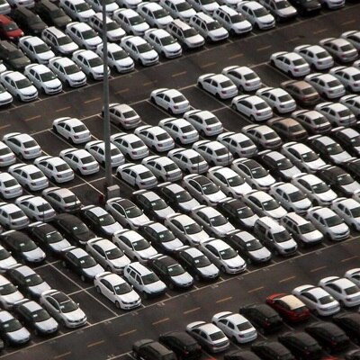 Flotte de véhicules sur un parking d'entreprise