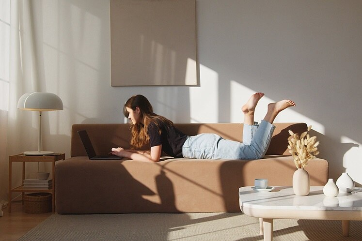 bien être dans son logement, femme ordinateur sur son canapé