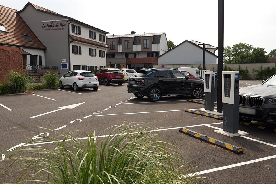 Bornes de recharge witty park de Hager sur le parking du Brit Hotel à Bischwihr (68)