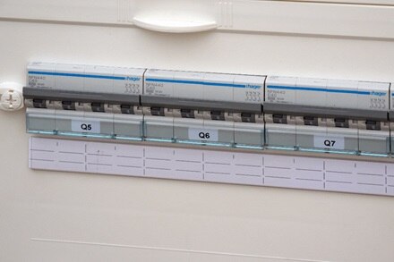 Zoom sur les disjoncteurs boîtiers moulés h3+ de Hager installé au Brit Hotel à Bischwihr (68)