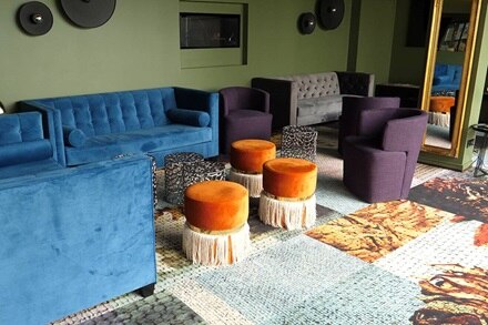 Vue salon au Brit Hotel à Bischwihr (68), chantier référence Hager